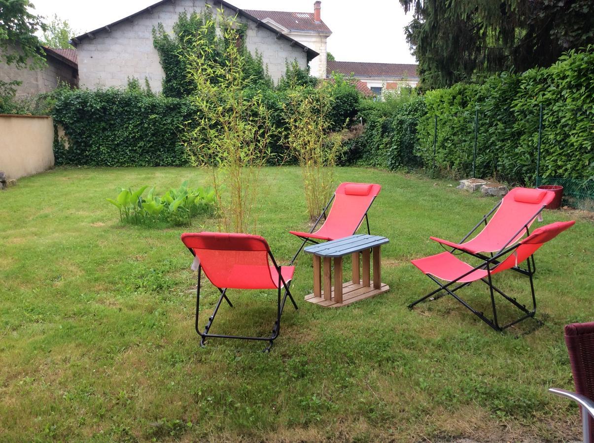 Logis Hotel Du Champ De Foire Saint-Aulaye-Puymangou Zewnętrze zdjęcie